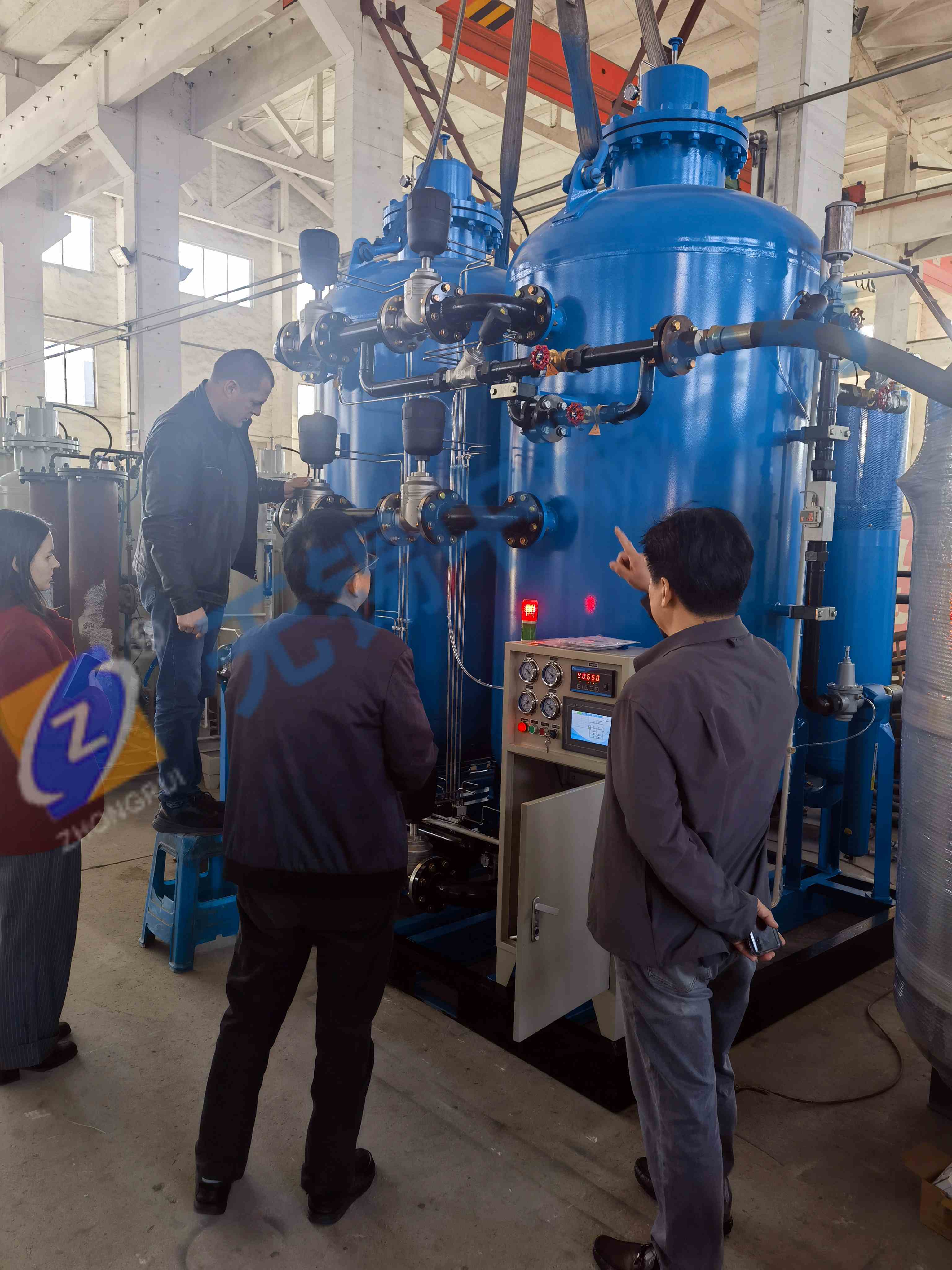 國外客戶在中瑞工廠驗收2臺大型高純度制氮機， 準備發貨出運